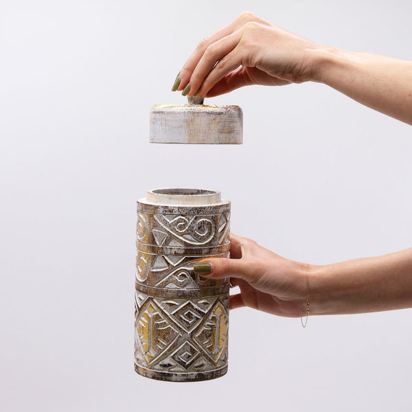 Emeld magasabb szintre tárolási megoldásaidat fehér és arany színű, magas, csecsebecséket formázó fa befőttesüvegeinkkel. A szépség és a funkcionalitás tökéletes ötvözete, ezek az üvegek időtlen eleganciát kölcsönöznek bármilyen környezetnek. Vásárolj most!