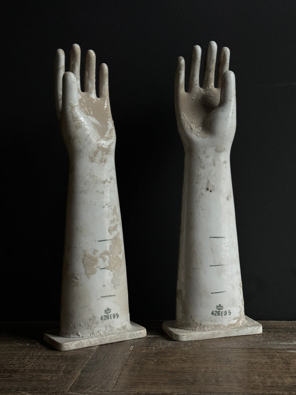 Vintage Ipari Porcelán Kéz Szobor – Jelzett, 55 cm
