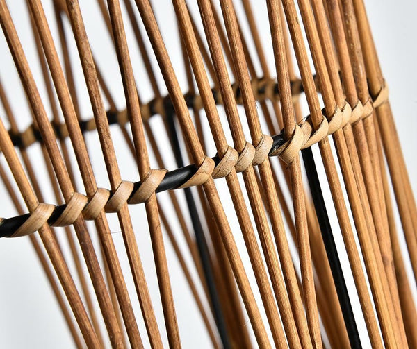 Természetes rattan asztali lámpa fekete fém talppal