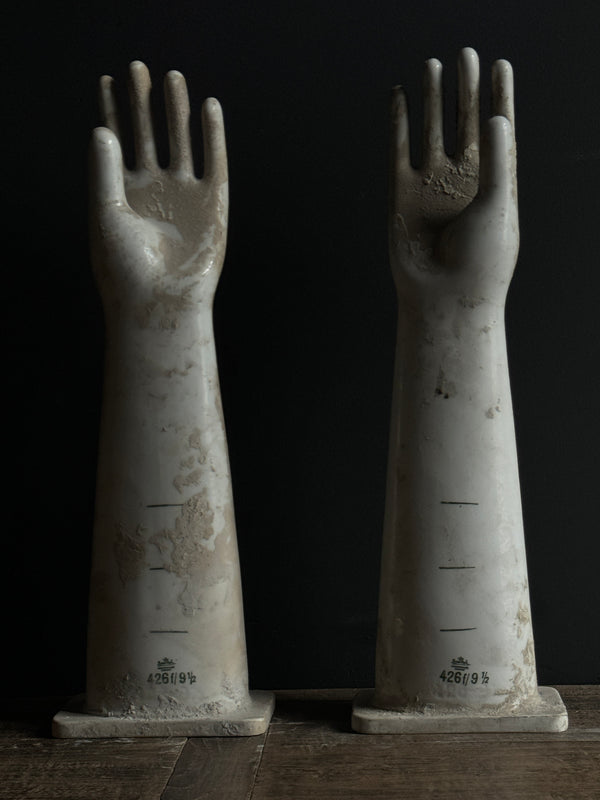 Vintage Ipari Porcelán Kéz Szobor – Jelzett, 55 cm