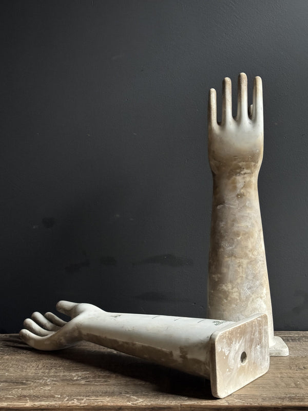 Vintage Ipari Porcelán Kéz Szobor – Jelzett, 55 cm